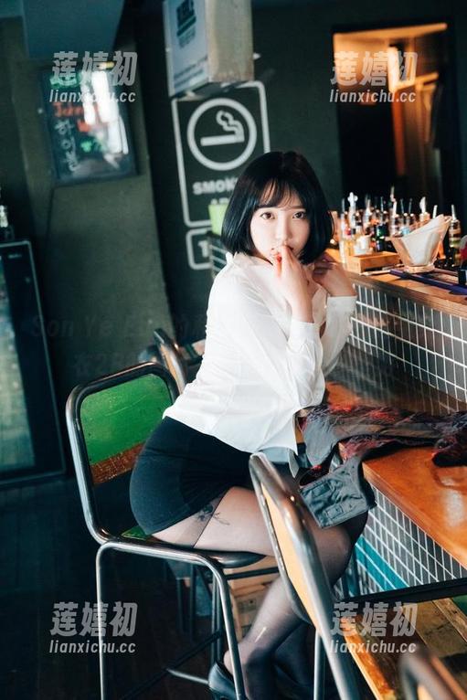Son Ye Eun Son Ye Eun的私拍列车启动啦,这组红衣2B的图片,带你去想像乡里游